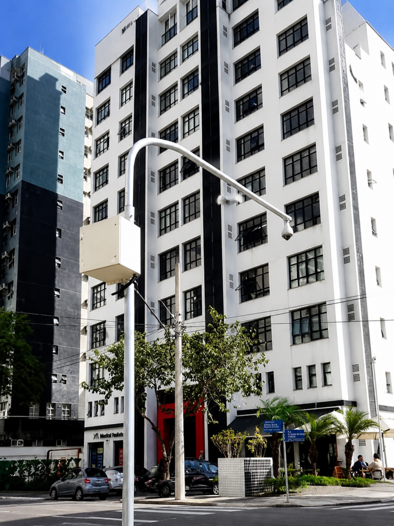 Poste e braço avançado para dome